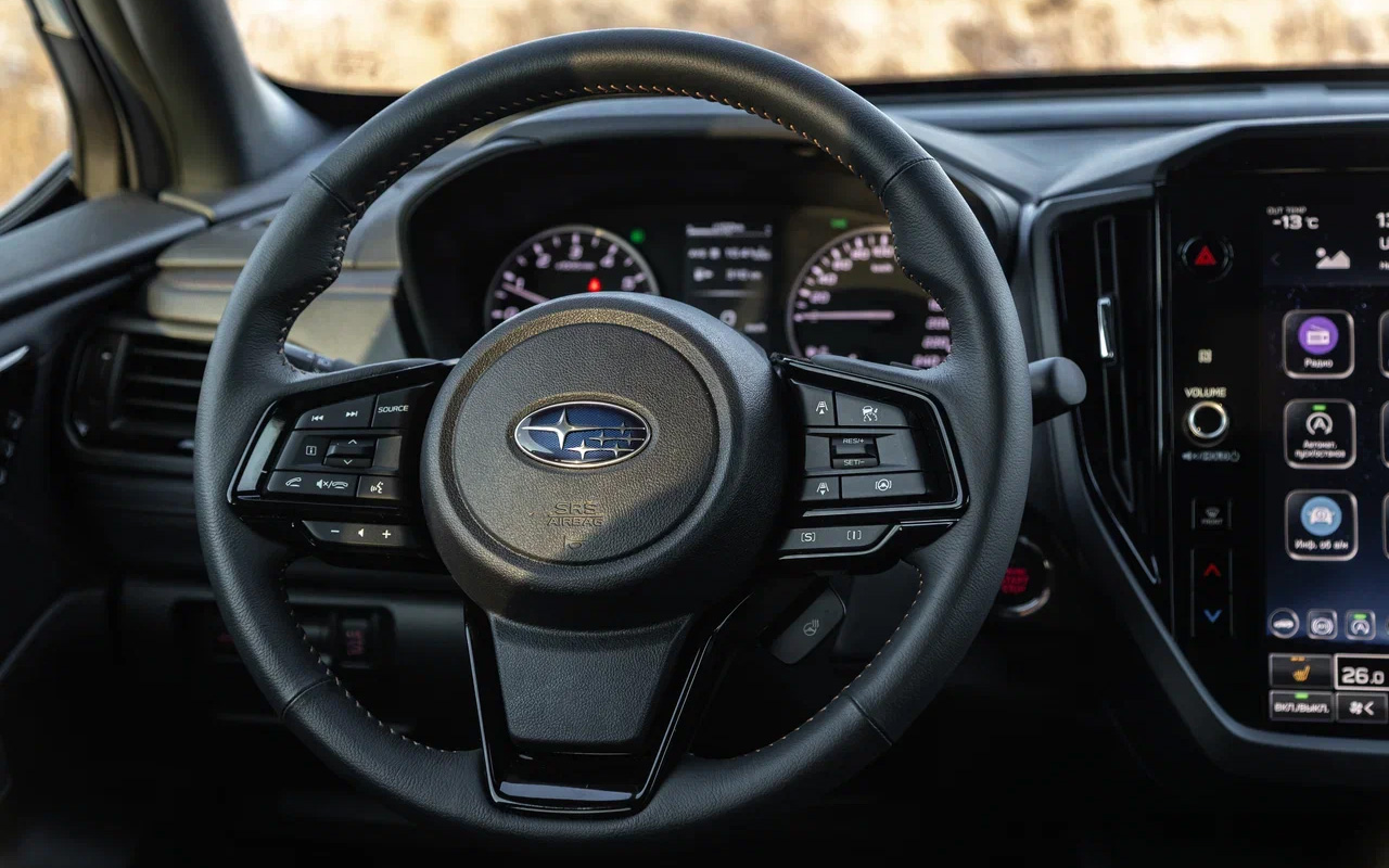 На первый взгляд, руль в Subaru Forester остался прежним. На самом деле он другой, хотя и без заметных перемен. Кнопок очень много, а их расположение &mdash;&nbsp;хаотичное