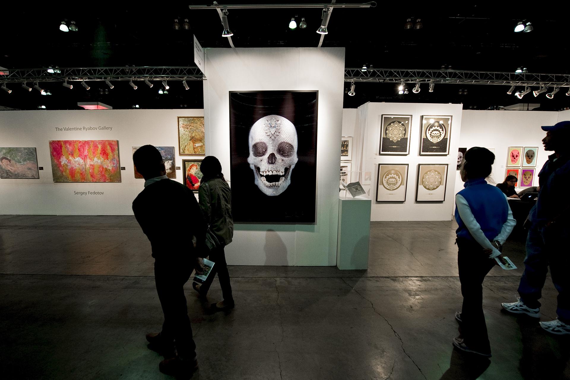 Работа&nbsp;Дэмиена Херста &laquo;Из&nbsp;любви к Богу&raquo; (в центре) на выставке&nbsp;Los Angeles Art Show, 2013 год&nbsp;