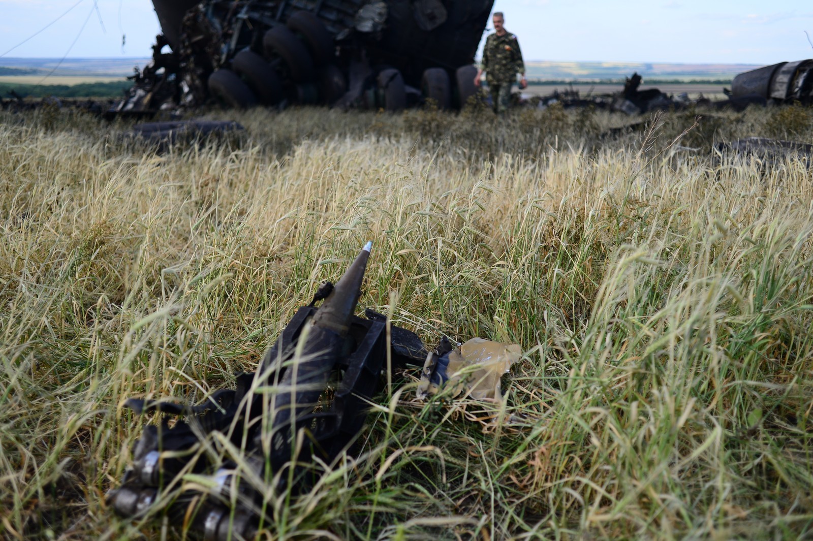 Представитель ополчения на месте падения военно-транспортного самолета ИЛ-76 ВВС Украины, сбитого ополченцами Луганска.