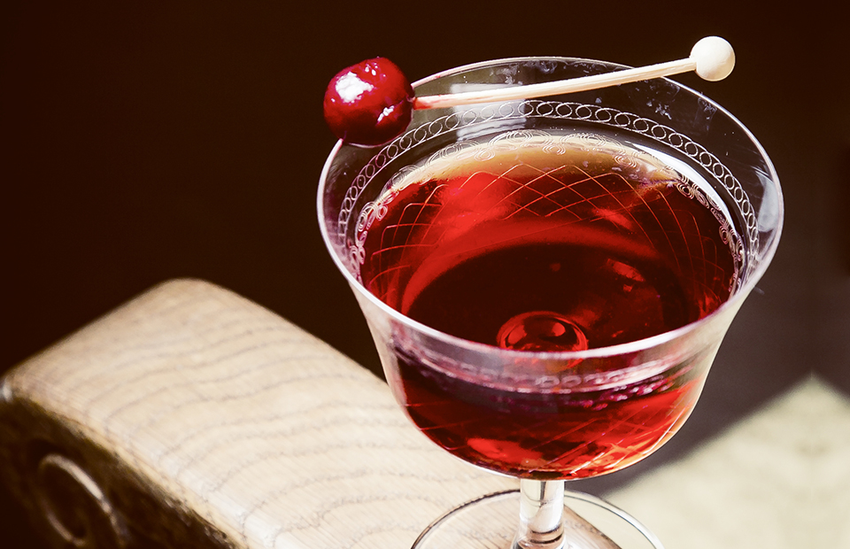 Коктейль Rum Dandy (выдержанный ром, хинное вино, вишневая вода и капля шоколадной горечи)