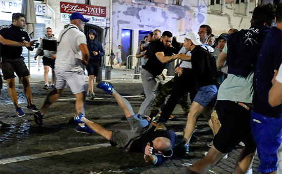 Столкновение болельщиков и местных жителей&nbsp;в Марселе


