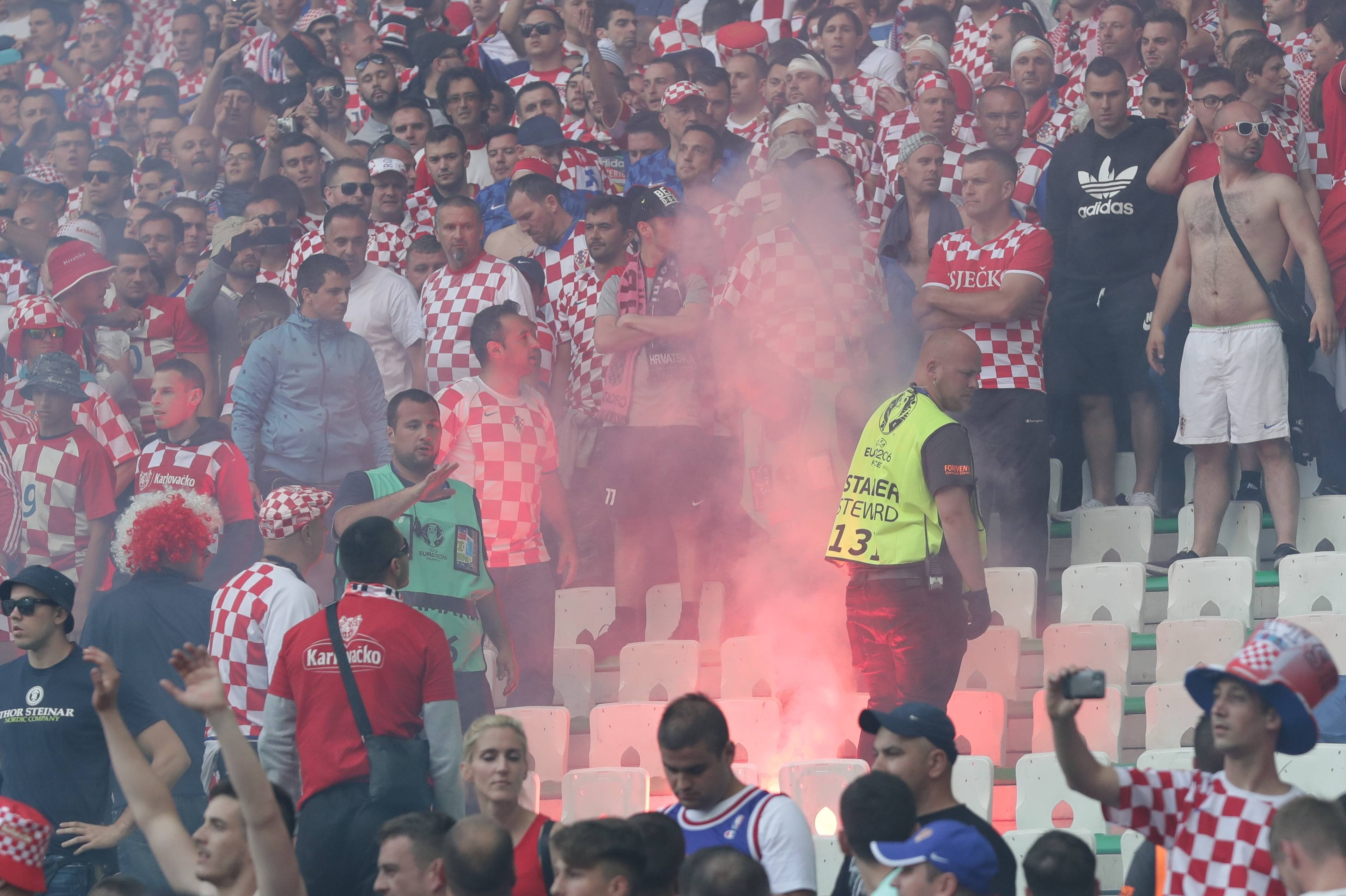 Файер-шоу и беспорядки на матче Чехия — Хорватия