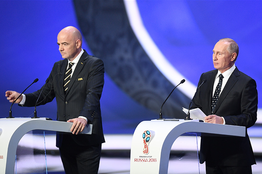 Владимир Путин и президент FIFA Джанни Инфантино (слева)