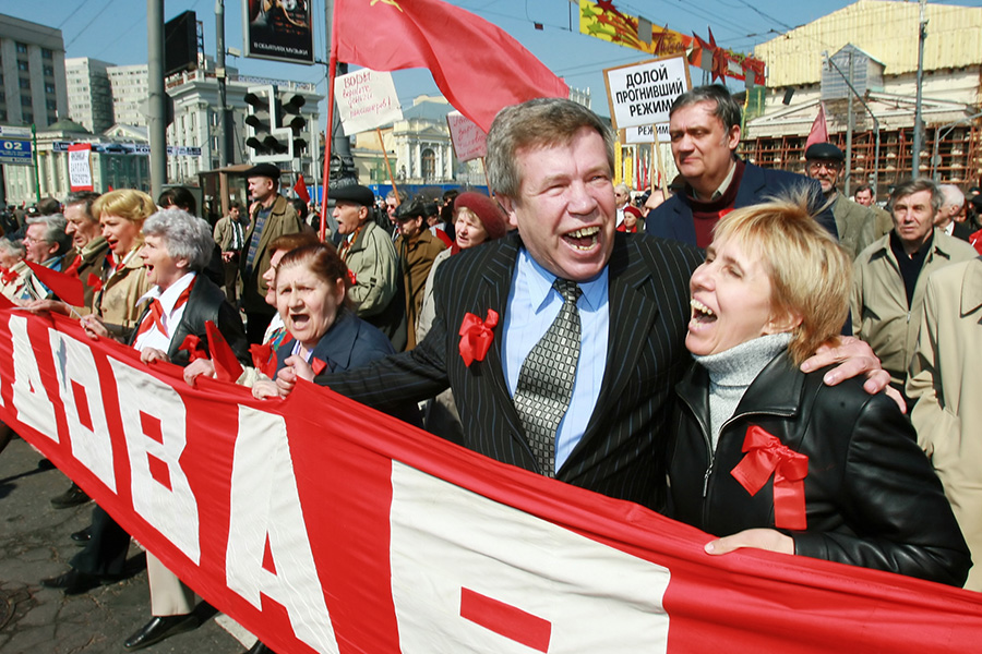 Виктор Анпилов (второй справа) во время шествия, которое провели представители КПРФ, Национал-большевистской партии и &laquo;Авангарда красной молодежи&raquo;. 1 мая 2006 года
