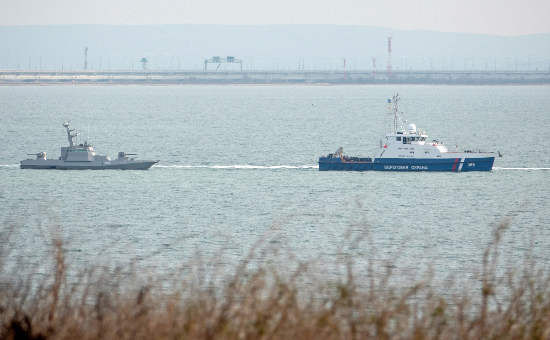 Буксировка украинских кораблей в Керченском проливе