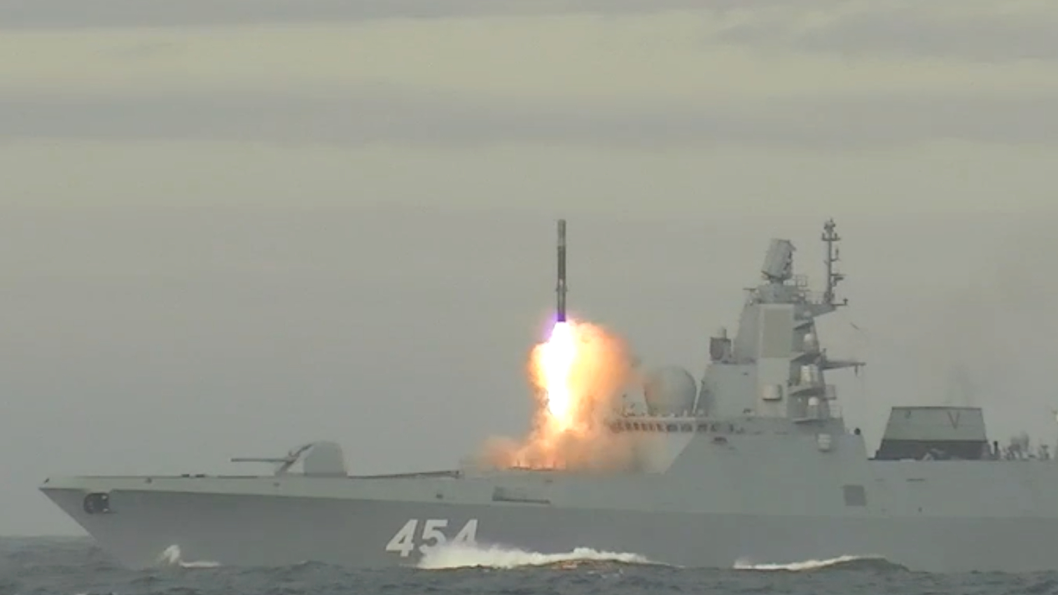 Минобороны показало испытания гиперзвуковой ракеты в Баренцевом море
