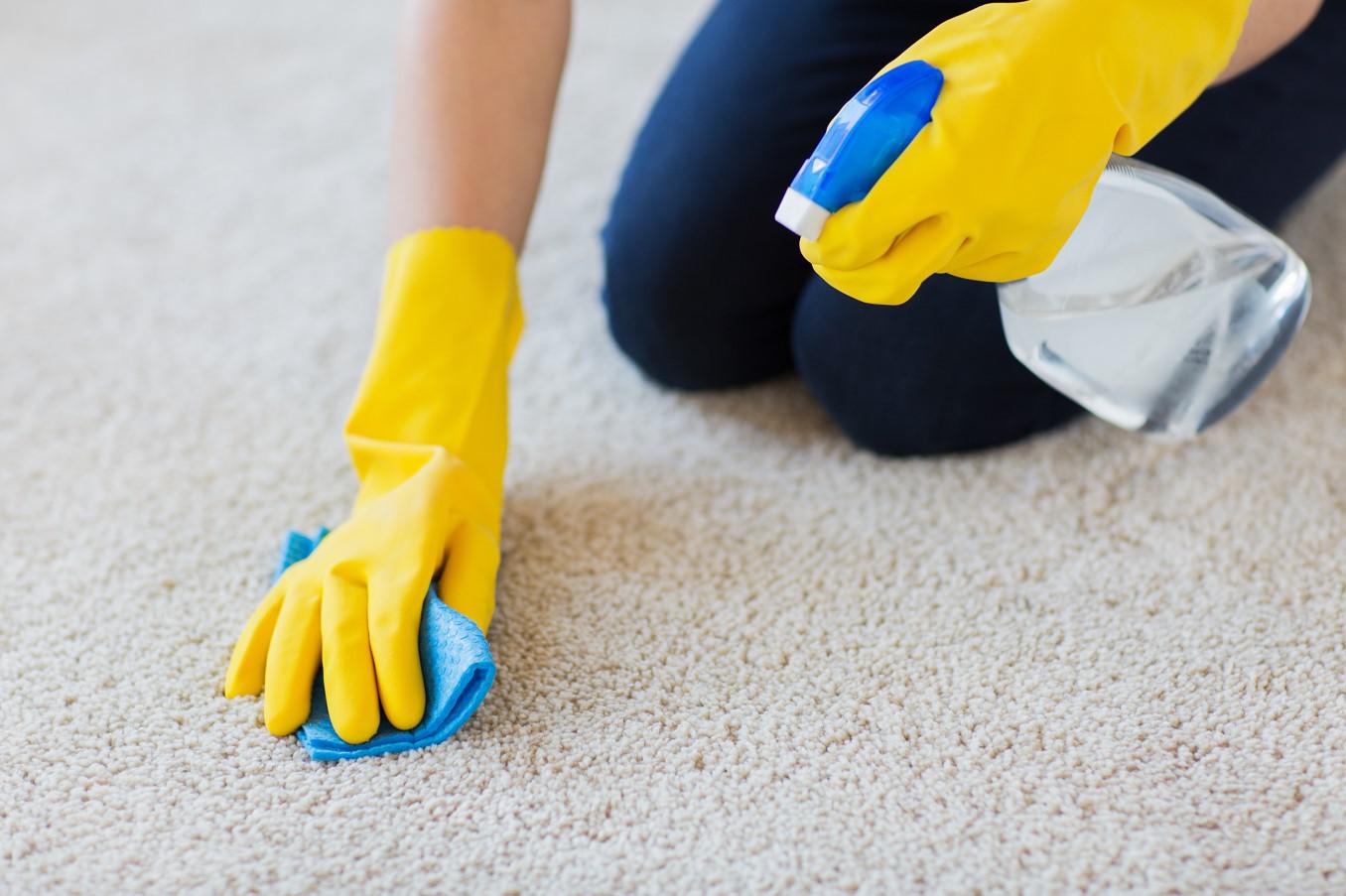 Влажная уборка больше подходит для ковров с коротким ворсом; длинноворсовые изделия долго сохнут и для них предпочтительнее сухая чистка