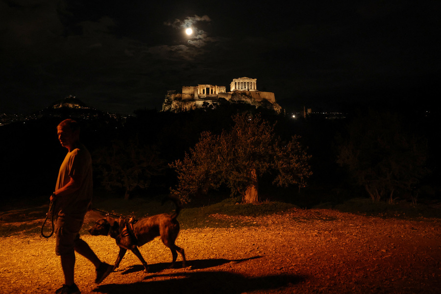 Полная луна, известная как «Бобровая луна», появляется над Акрополем в Афинах, Греция, 5 ноября 2025 года