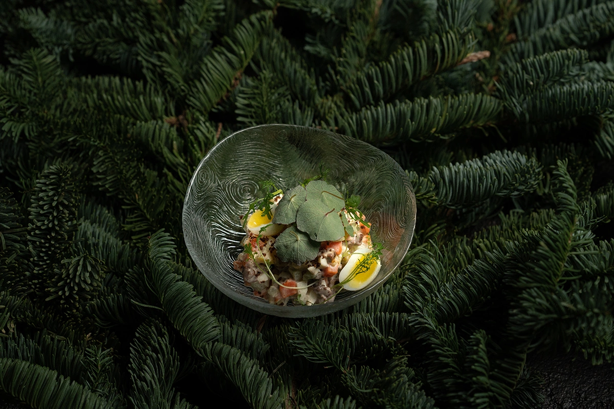 Оливье с томленой говядиной