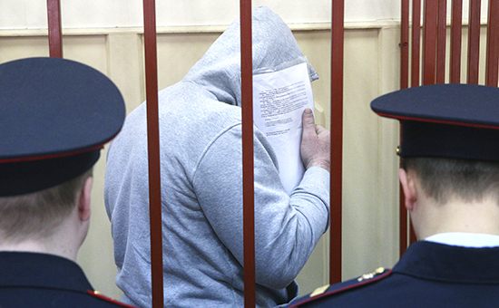 Фигурант по делу об убийстве политика Бориса Немцова Темирлан Эскерханов (в центре) во время повторного рассмотрения ходатайства следствия об аресте в Басманном суде