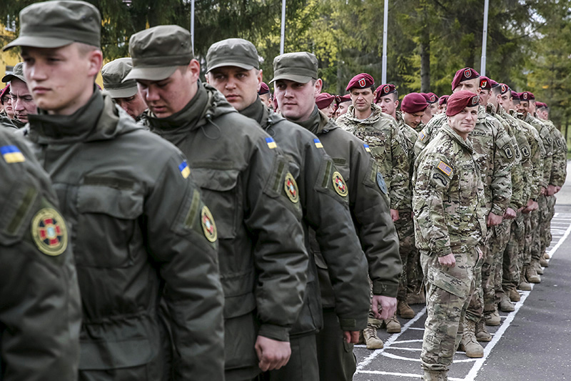 Украинские и американские военнослужащие на церемонии открытия совместных учений.