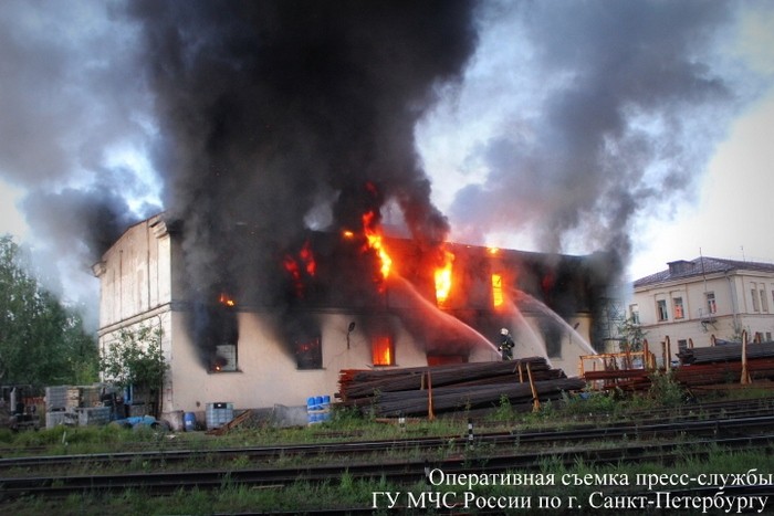 На одном из заводов в Невском районе произошел пожар. Фото