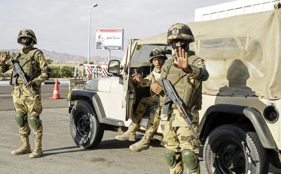 Египетские солдаты охраняют вход в аэропорт Шарм-эль-Шейх, Египет