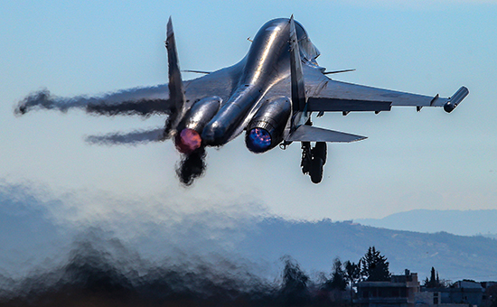 Взлет истребителя-бомбардировщика Су-34. Российская авиабаза&nbsp;Хмеймим. Сирия

