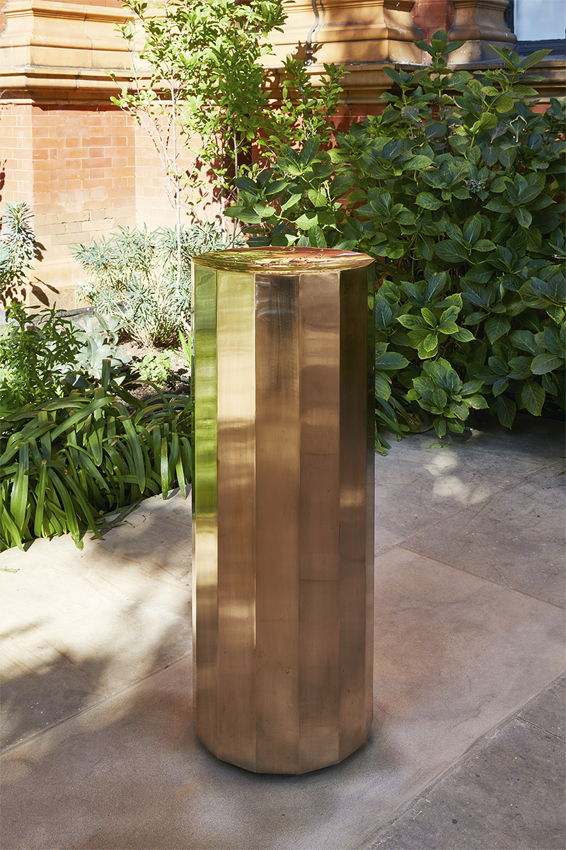 Фонтан для питьевой воды, проект A Fountain for London, дизайн Майкла Анастассиадиса. Во дворе Музея Виктории и Альберта, London Design Festival, сентябрь 2018