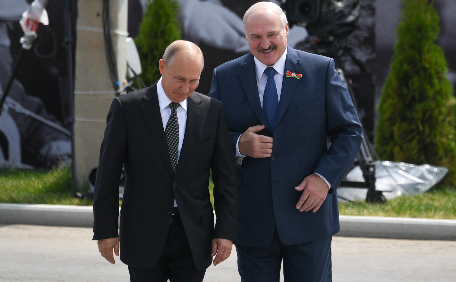 Владимир Путин и Александр Лукашенко (справа)