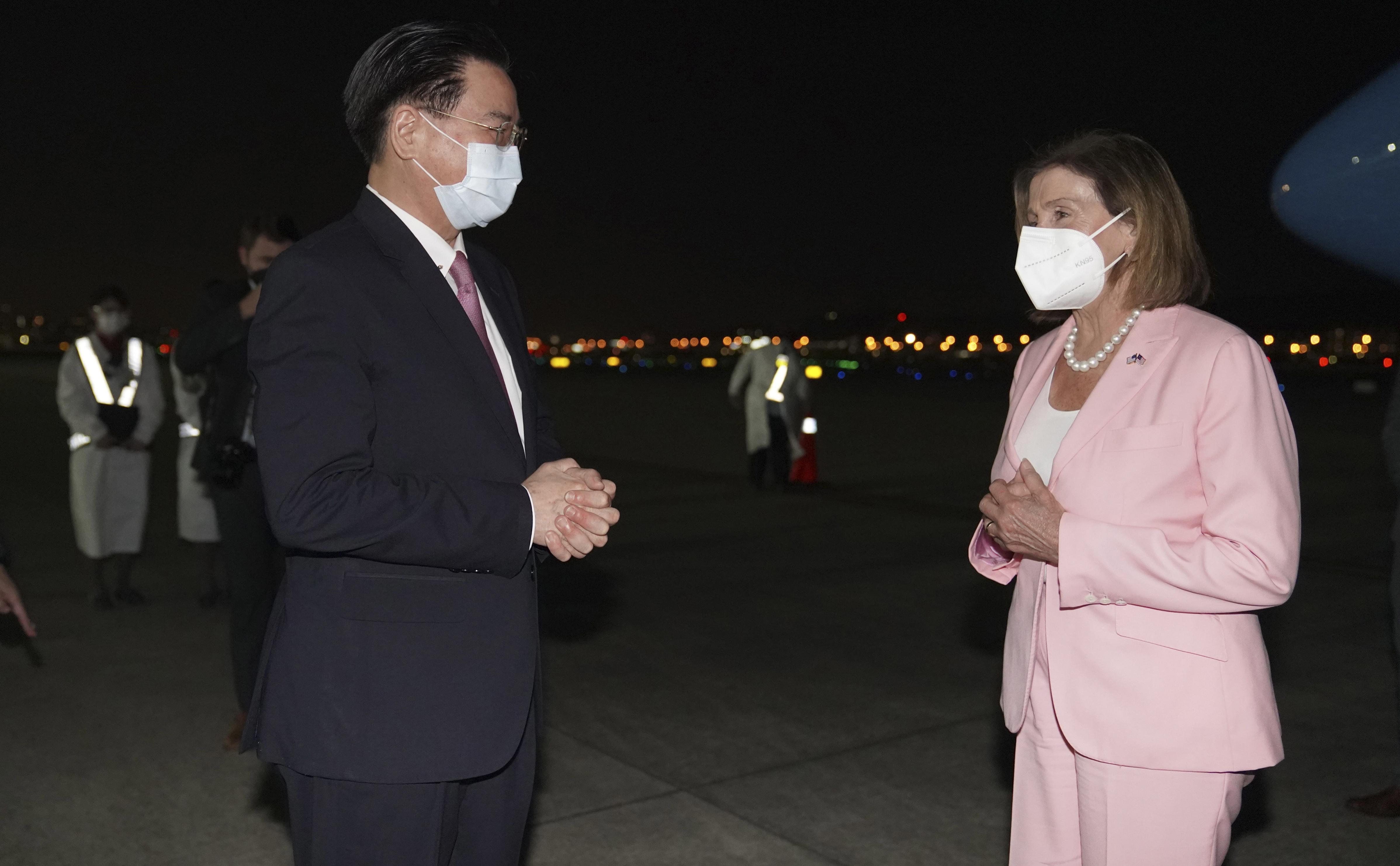 Пелоси посетила парламент Тайваня и встретилась с главой администрации"/>













