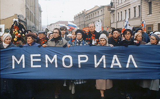 Москва, октябрь 1990 г. Митинг памяти политзаключенных у здания КГБ на Лубянке, состоявшийся по инициативе общества "Мемориал"
