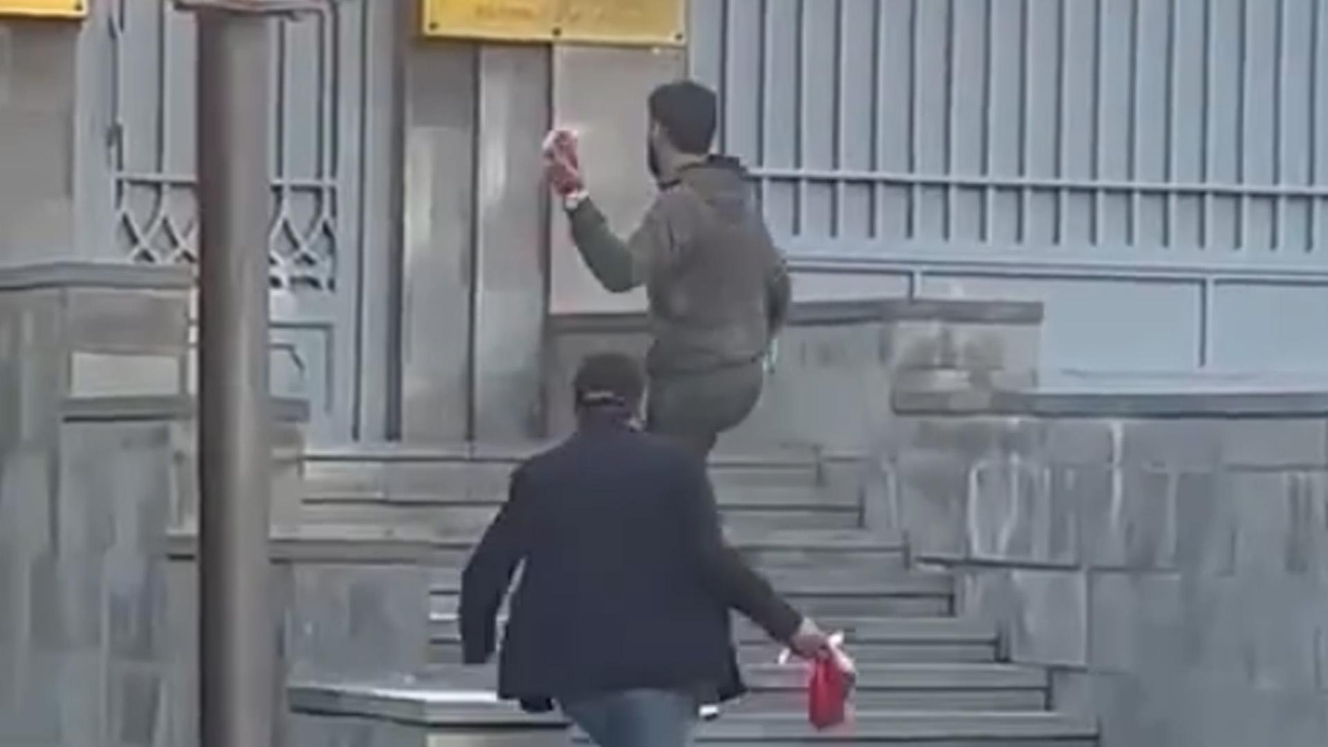 Двое мужчин облили краской ворота посольства России в Ереване