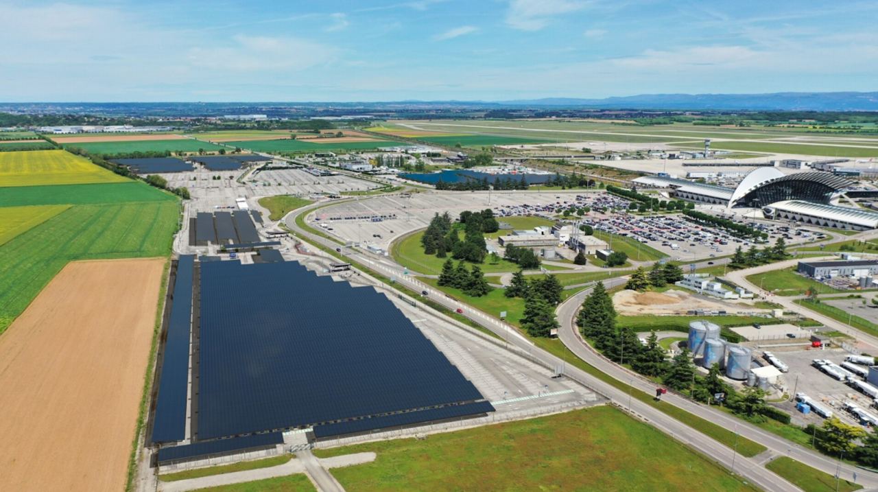 Солнечная электростанция в аэропорту Лиона-Сент-Экзюпери во Франции занимает 14 га. Выработанная электроэнергия будет поступать в соседние населенные пункты и позволит избежать выбросов почти 1,6 тыс.&nbsp;т CO2 в год