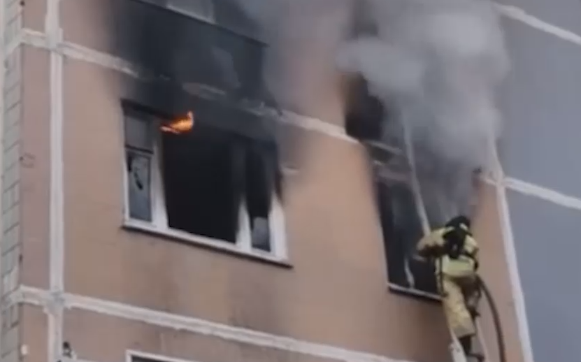 При пожаре в многоэтажке в Ульяновске погибли две женщины и ребенок