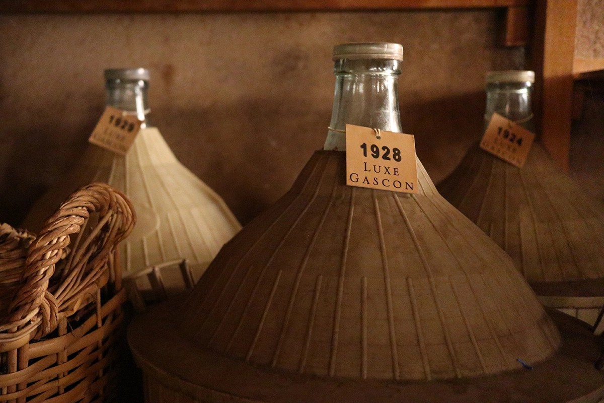 Стоящие в тех же погребах стеклянные бутыли дамжаны хранят спирты с 1904 года