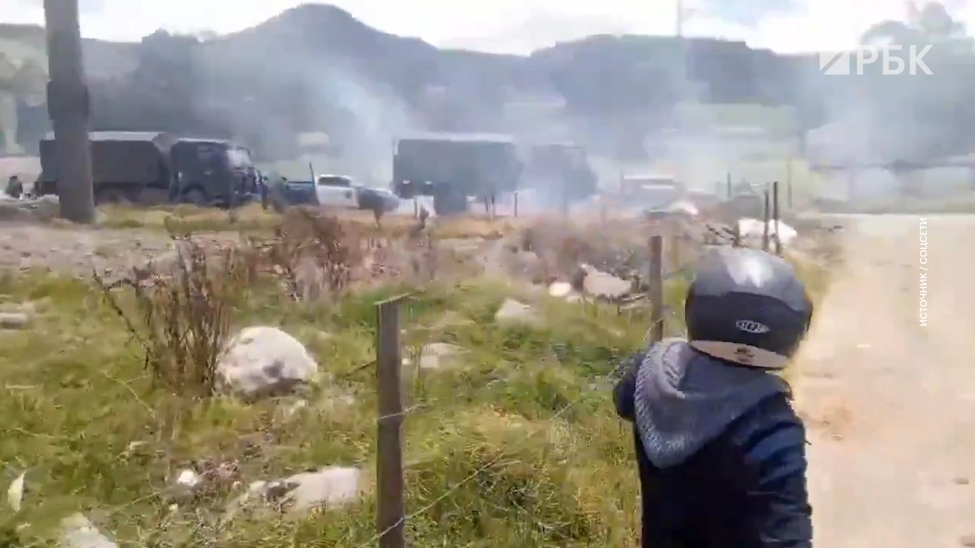 Протестующие напали на кортеж президента Эквадора с камнями и оружием