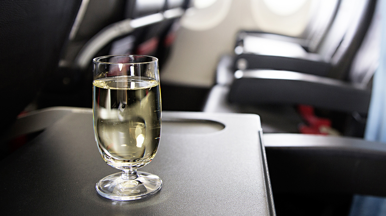 Канадская авиакомпания ввела бесплатное вино для эконома на всех рейсах