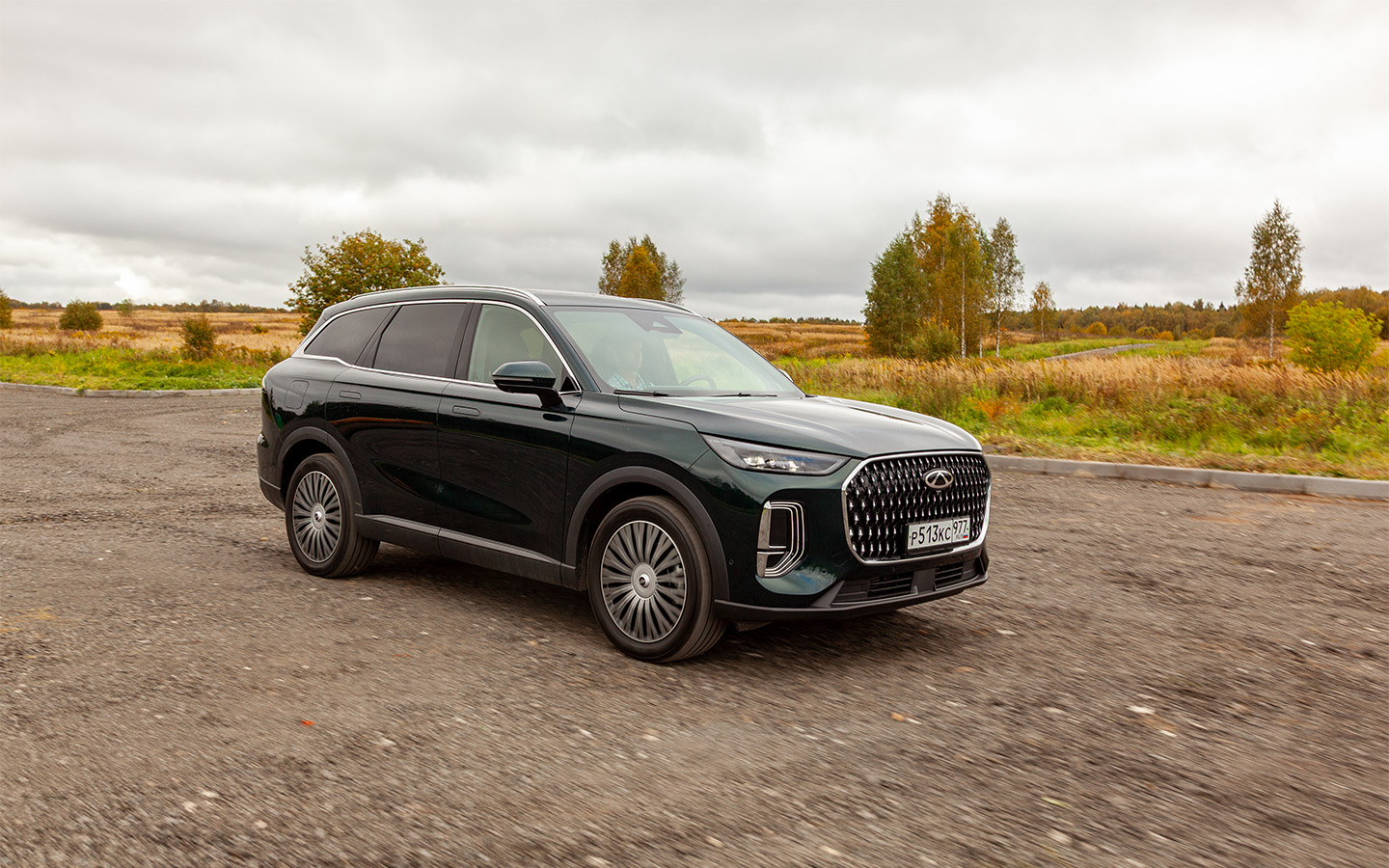 Снаружи Chery Tiggo 9 не выскочка и не спортсмен. Он незаметный малый, умело скрывающися в потоке