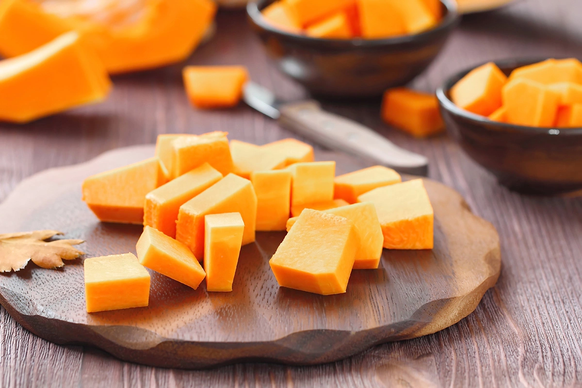 Для приготовления тыкву очистите от кожуры и нарежьте небольшими кусками, толщиной около 1,5–2 см