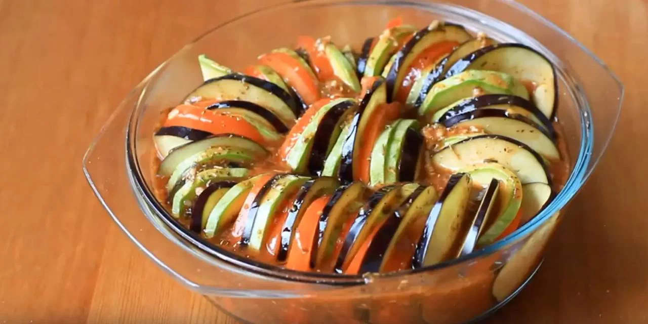 Вылейте соус на рататуй