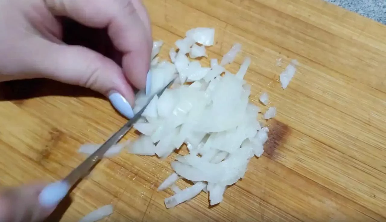 Мелко нарежьте репчатый лук