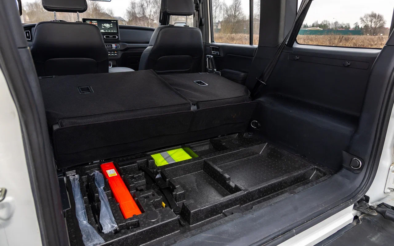 Органайзер в багажнике BAW 212 вмещает лишь все самое необходимое. Глубина отсеков очень скромная