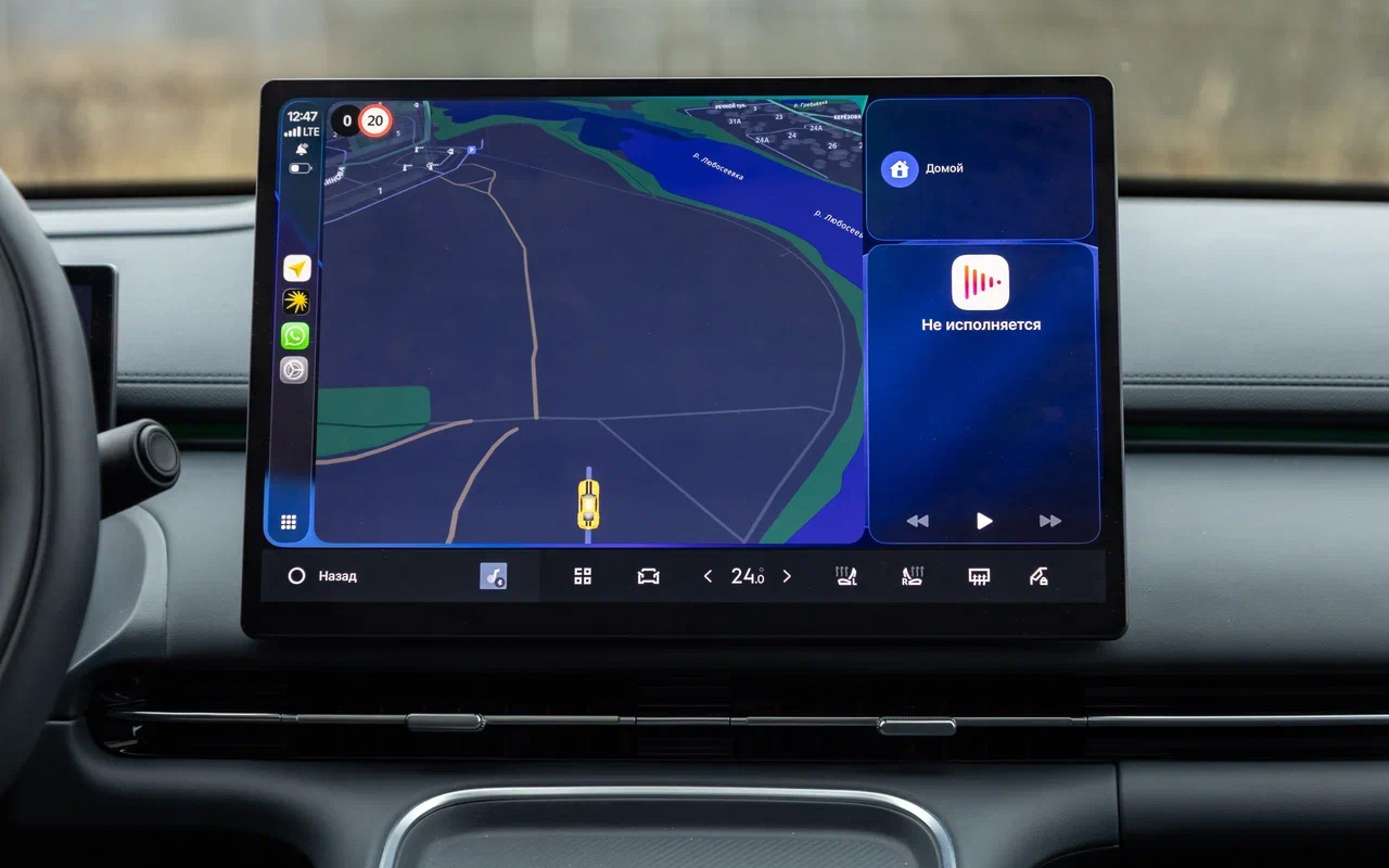 К самому центральному экрану в Geely EX5 EM-i вопросов минимум: яркость и контрастность на уровне, отклик на касания неплох