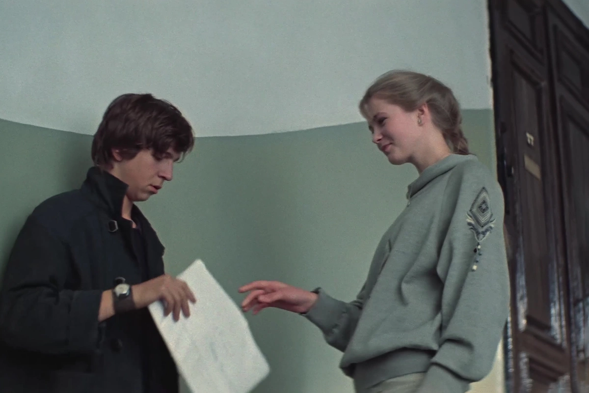 Иван и Катя в подъезде дома, кадр из фильма «Курьер», 1986 год