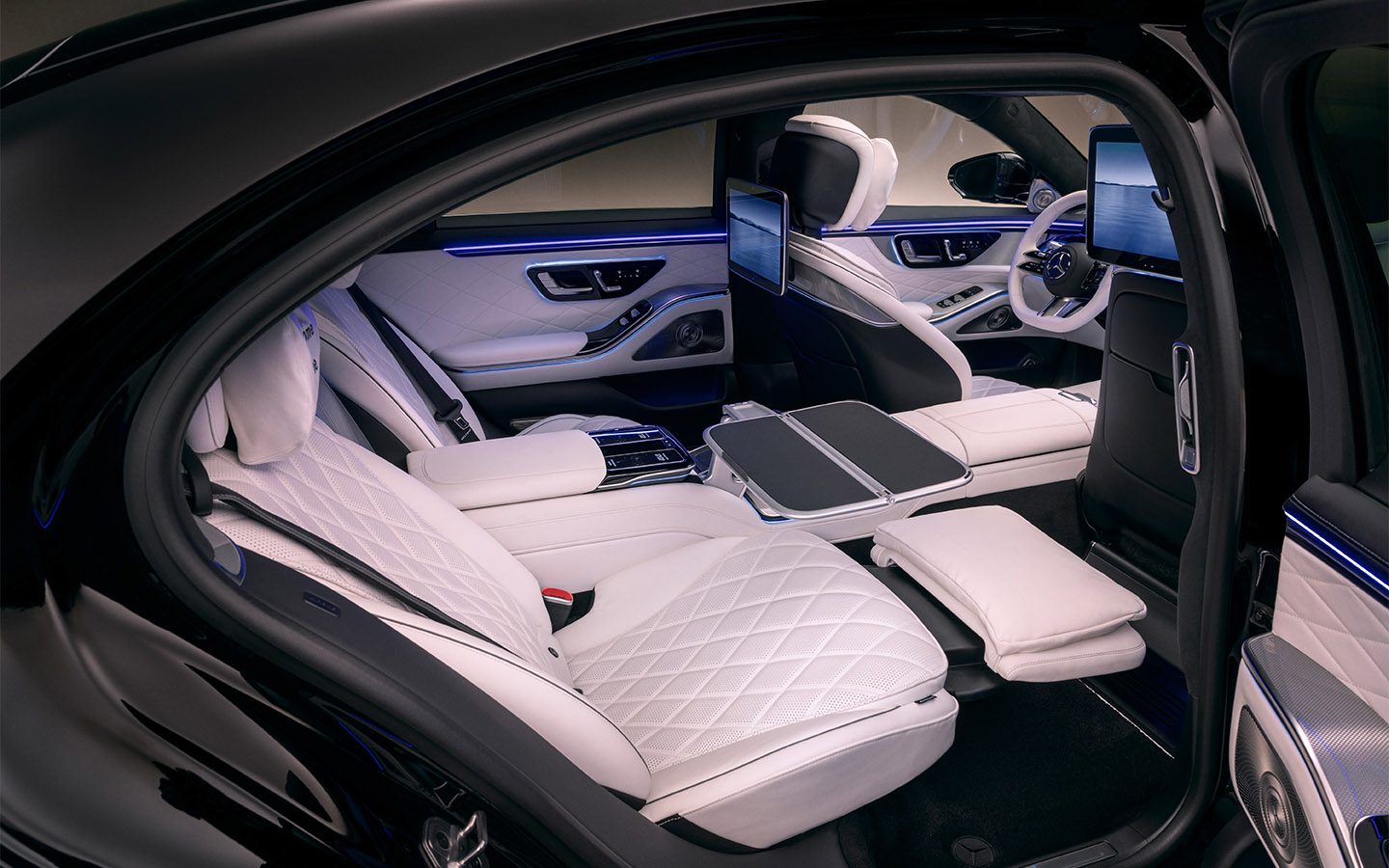 Для задних пассажиров в&nbsp;Mercedes-Benz S-Class установлены&nbsp;два дисплея на спинках передних сидений&nbsp;