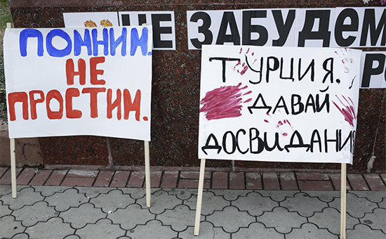 Плакаты, осуждающие атаку ВВС Турции на российский Су-24, на площади Ленина в Симферополе. 27 ноября 2015 года