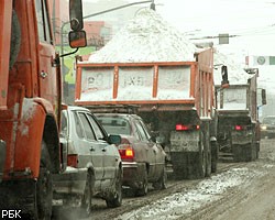 Снегопад сильно осложнил движение на московских дорогах