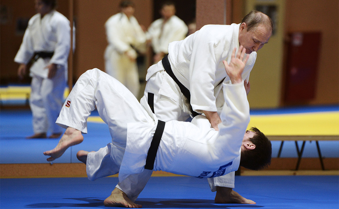 Владимир Путин (справа) во время тренировки с российской сборной по дзюдо&nbsp;