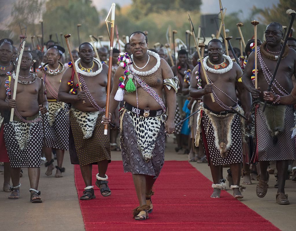 Король Свазиленда Мсвати III (в центре).