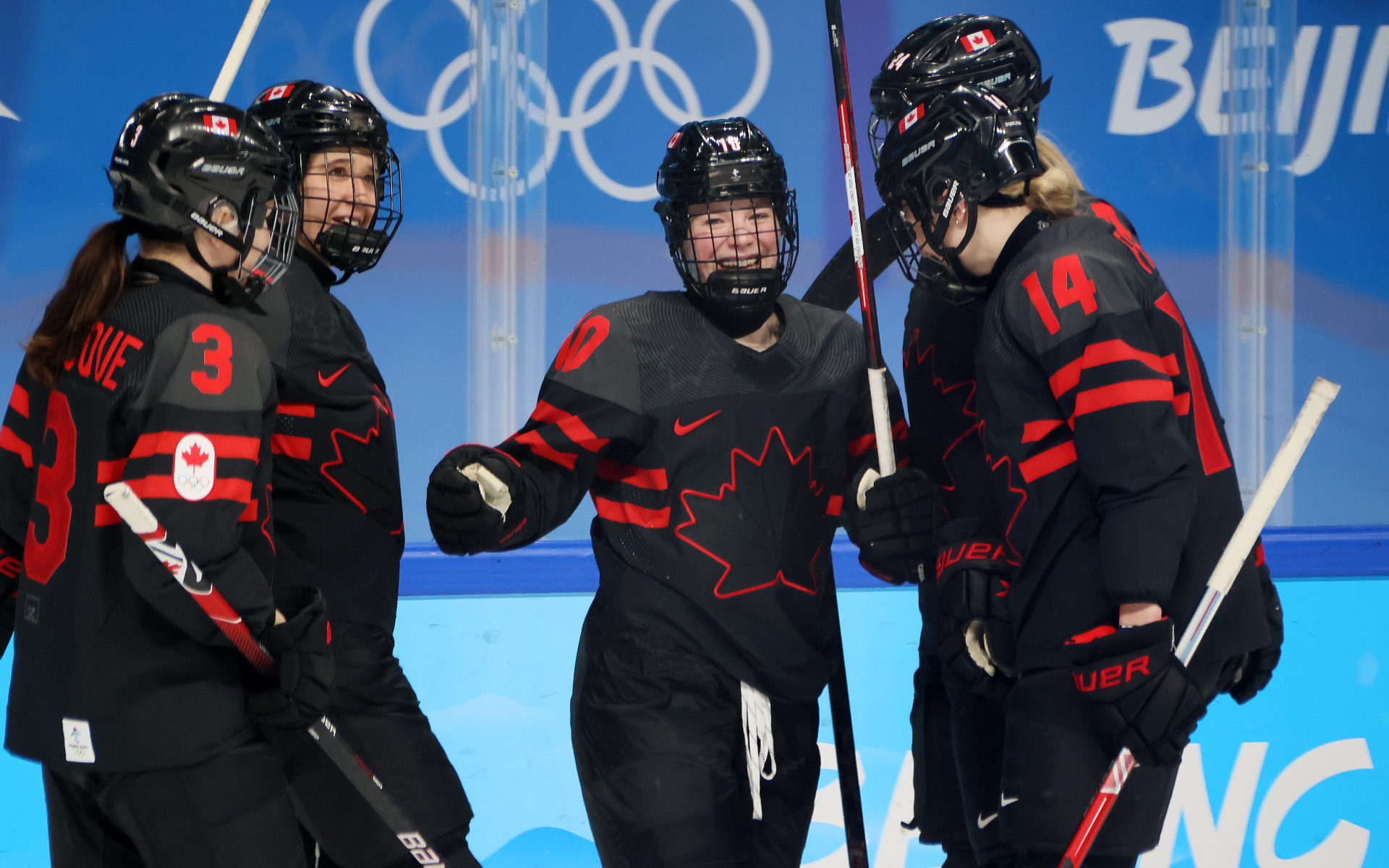 Женская сборная Канады забросила 11 безответных шайб в 1/4 финала ОИ