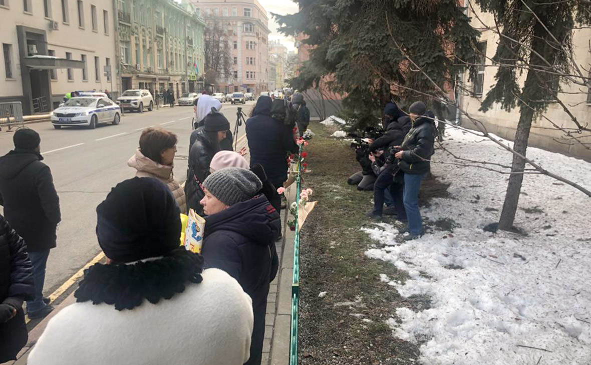 Горожане возлагают цветы напротив здания посольства Украины в Москве