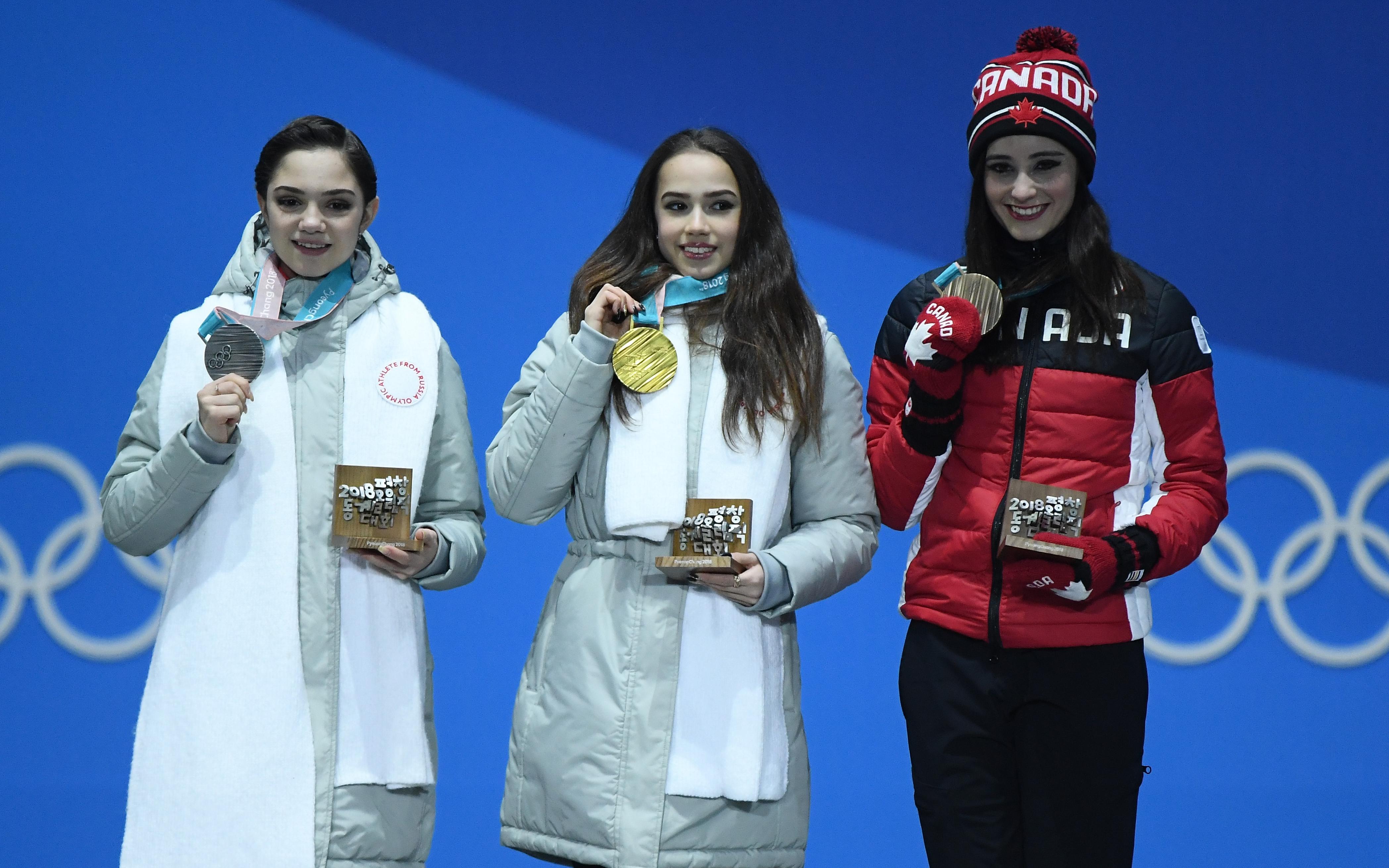 Евгения Медведева, Алина Загитова и канадка Кэйтлин Осмонд на церемонии вручения медалей Олимпиады-2018