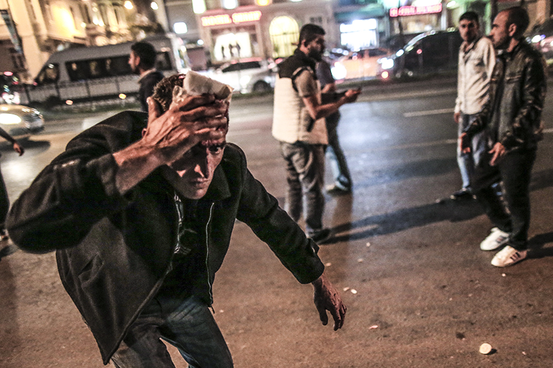 Демонстрант, раненный в столкновениях с полицией в ходе разгона акции протеста&nbsp;в Стамбуле.