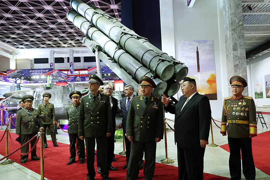 Ким Чен Ын рассказал Шойгу о вооружениях и боевой технике, которые разрабатываются по плану развития обороны, отмечалось в сообщении радио &laquo;Голос Кореи&raquo;