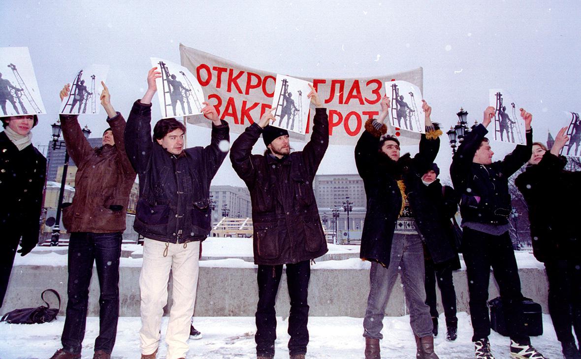 Акция &laquo;Гуманитарная помощь Зураба Церетели&raquo;, организованная Фондом развития современной культуры и науки, на Манежной площади, 1997 год