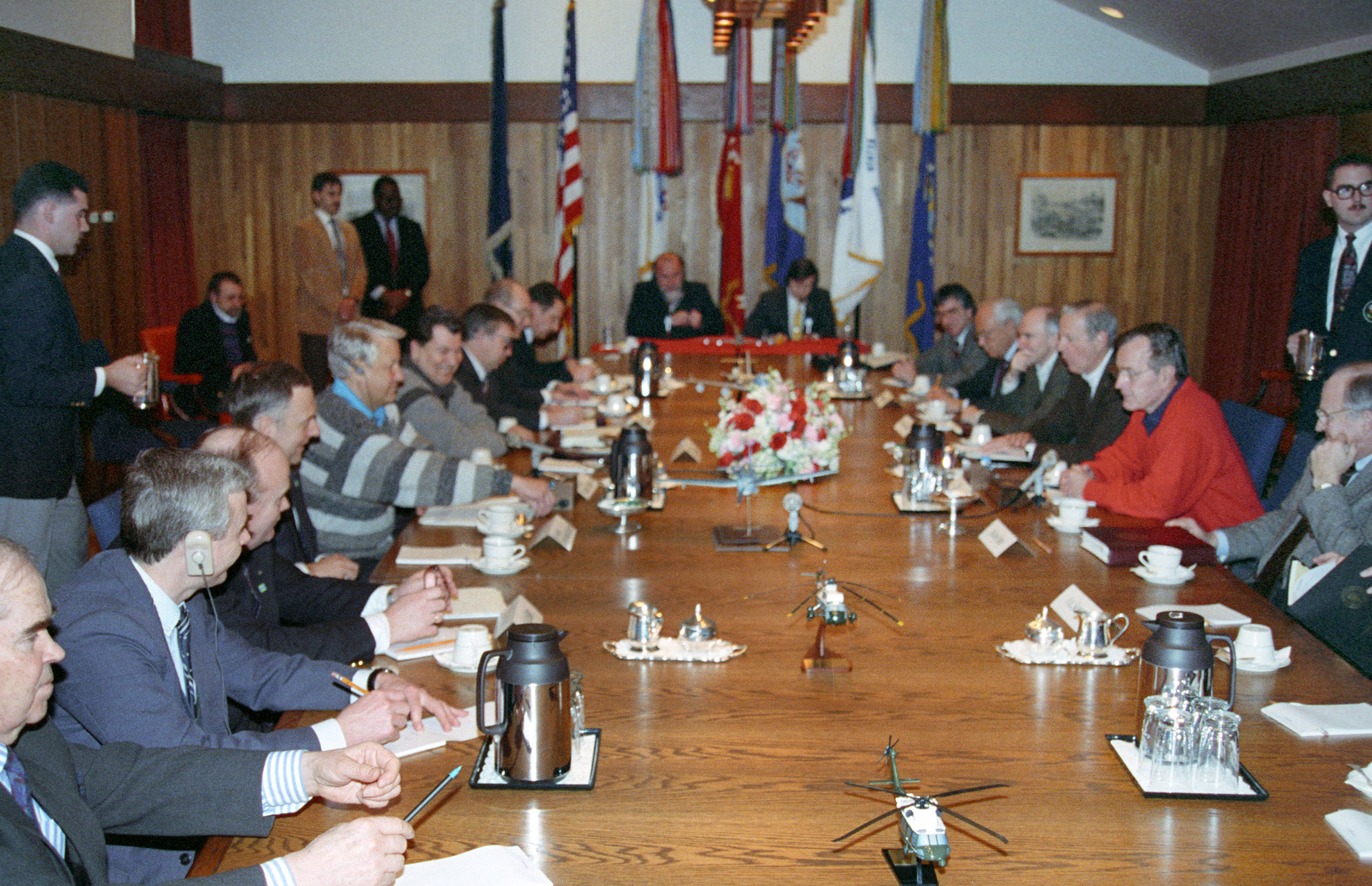 Первая поездка российского президента в США состоялась в январе-феврале 1992 года. Борис Ельцин (в центре слева)&nbsp;встретился с лидером США Джорджем Бушем-старшим в резиденции Кемп-Дэвид близ&nbsp;Вашингтона. На даты поездки пришелся день рождения российского президента, по случаю которого американский президент вручил Ельцину ковбойские сапоги с инициалами &laquo;Б.Е.&raquo;