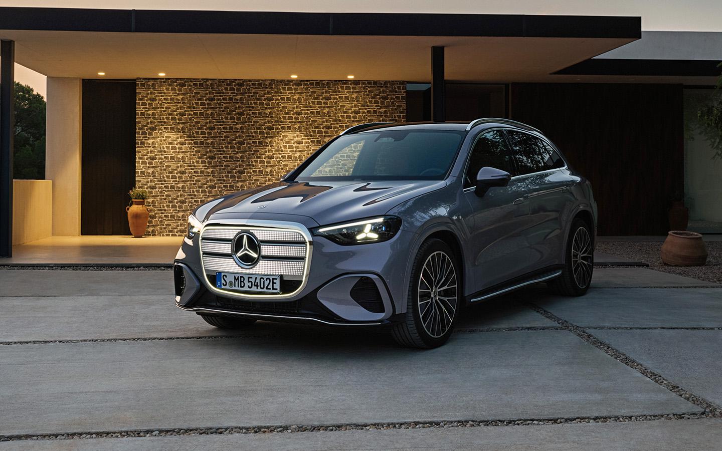 Новая решетка, фары-звезды и почти 500 сил. Mercedes представил новый GLC