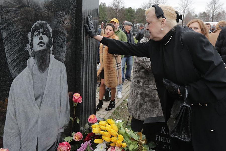 Наталья Дрожжина на открытии памятника актеру&nbsp;Николаю Караченцову на Троекуровском кладбище к его 75-летию, 2019 год