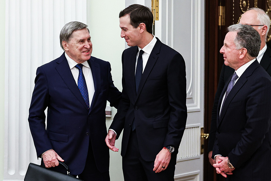 В Кремле американских переговорщиков встретил помощник президента России по внешнеполитическим вопросам Юрий Ушаков. На фото он (слева) с Джаредом Кушнером.

Формально зять американского президента не занимает должностей в администрации США, но в годы первого президентства Трампа он был спецпосланником по Ближнему Востоку и содействовал заключению Соглашений Авраама между Израилем, ОАЭ, Бахрейном, Марокко и Суданом. После возвращения Трампа в Белый дом Кушнер участвовал в заключительном этапе переговоров по перемирию в секторе Газа, а затем подключился к урегулированию на Украине. Как писала The Financial Times, Кушнер сыграл ключевую роль в составлении обсуждаемого мирного плана для Украины, который был составлен по аналогии с соглашением о перемирии в Газе.